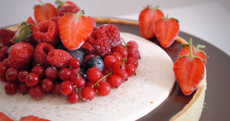 Crostata di panna cotta con cioccolato e frutti di bosco