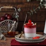 coppa di yogurt greco, susine rosse e miele