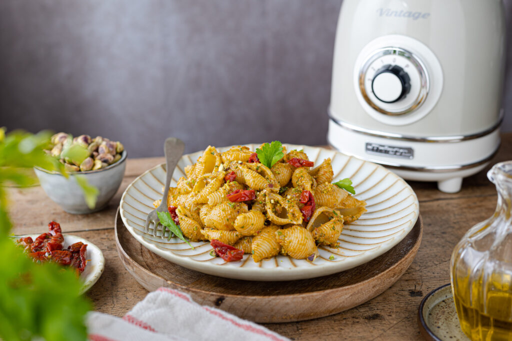 Pasta Con Pesto Di Pistacchi E Pomodori Secchi - Il Dolce Di Alice