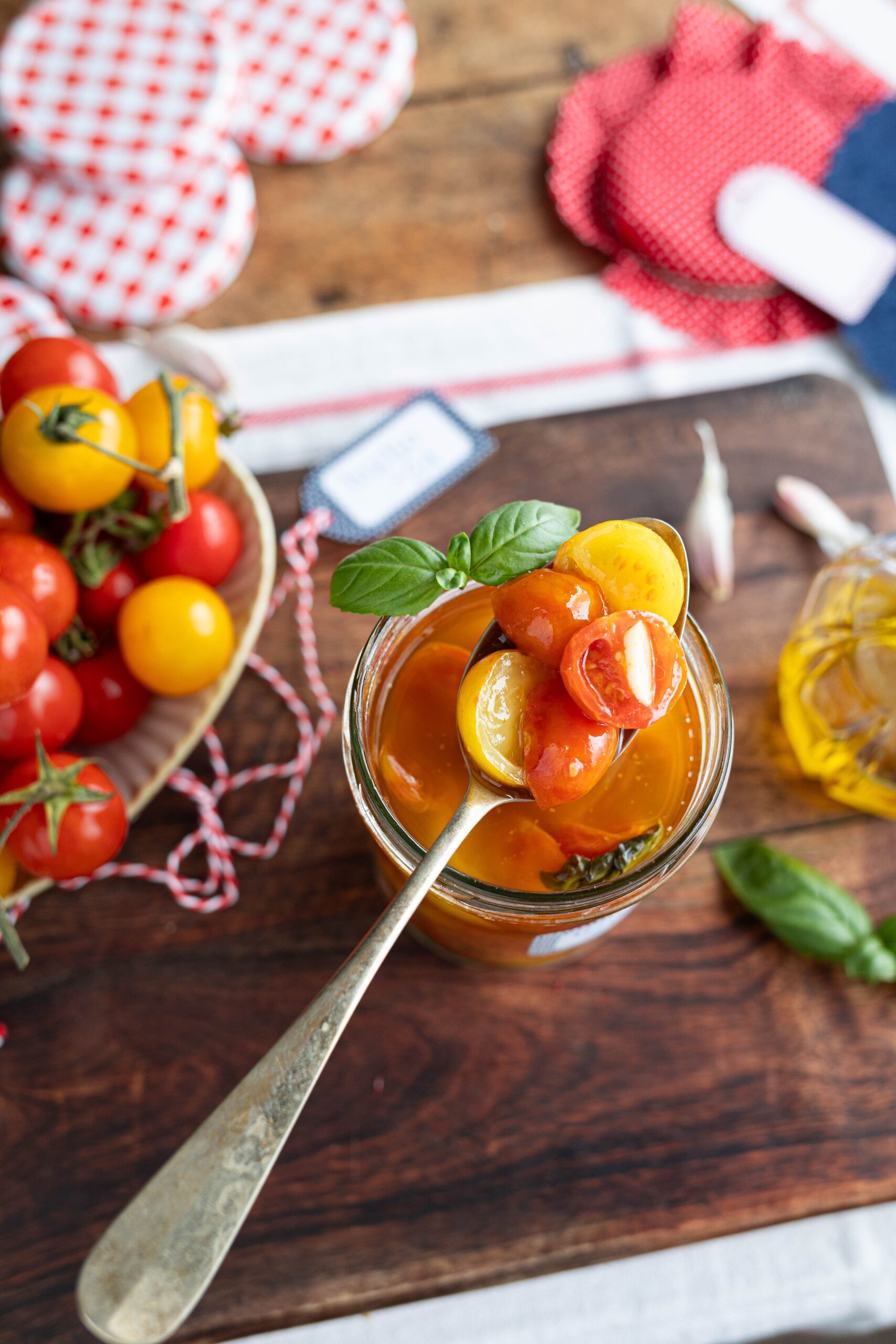 Conserva di pomodorini con aglio e basilico