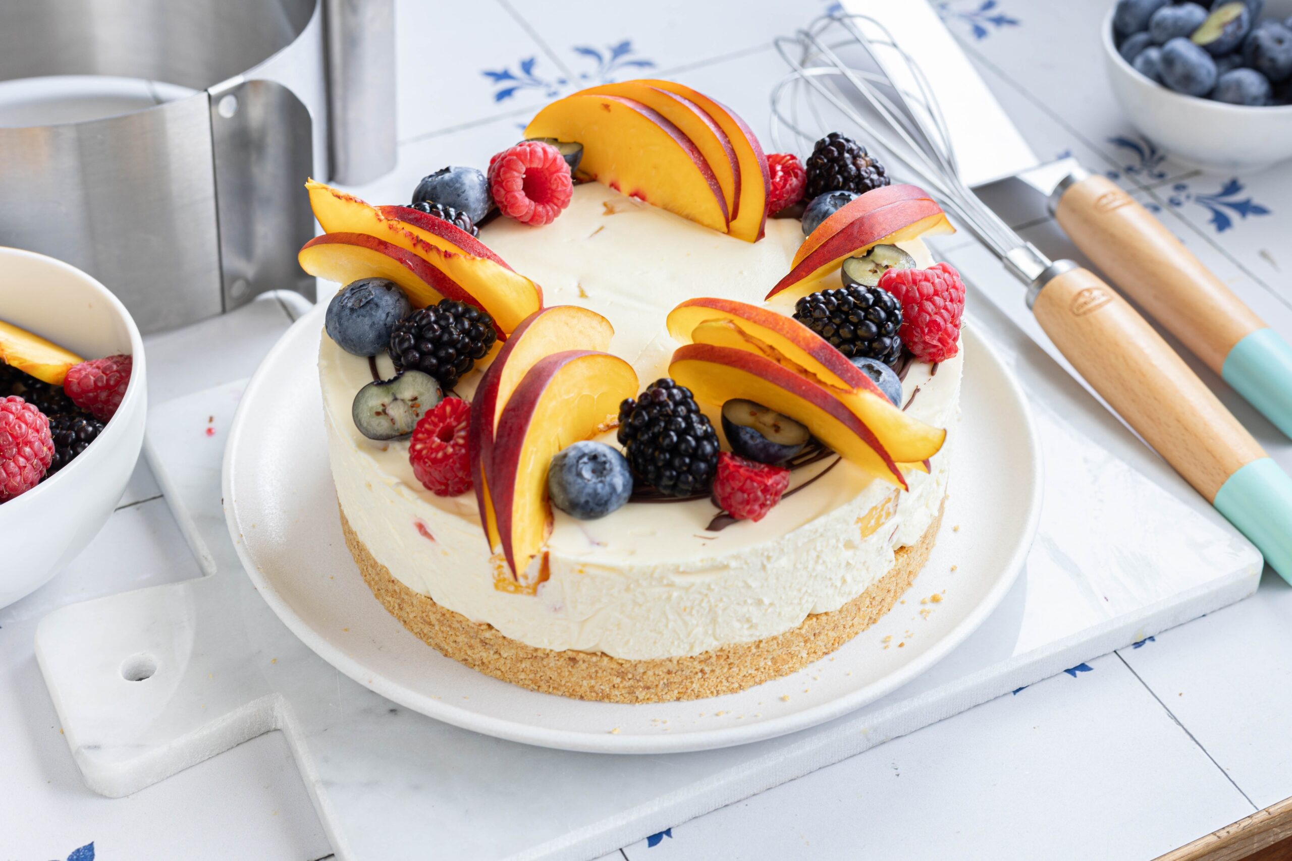 Torta fredda pesche e frutti di bosco