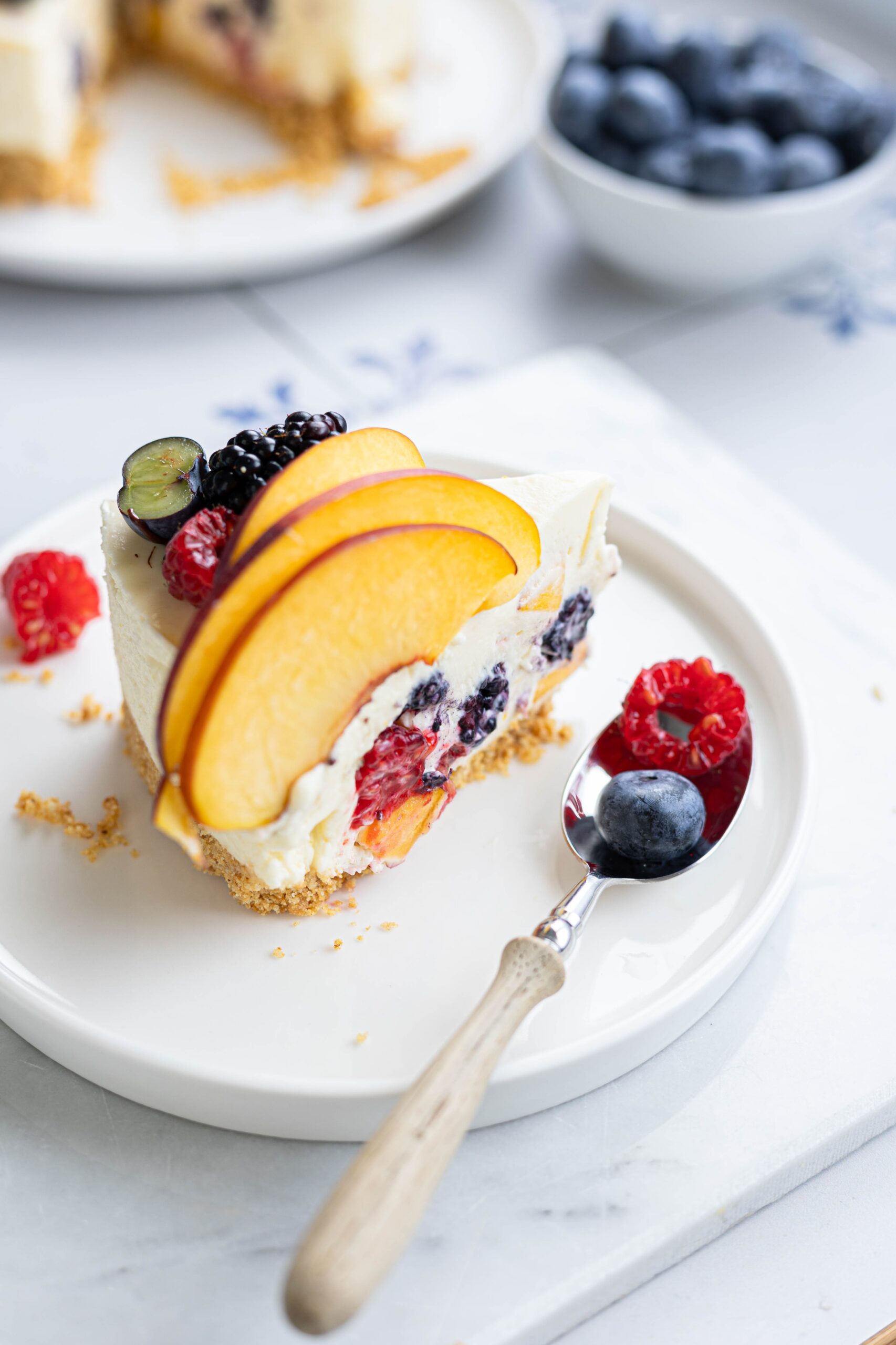 Torta fredda pesche e frutti di bosco