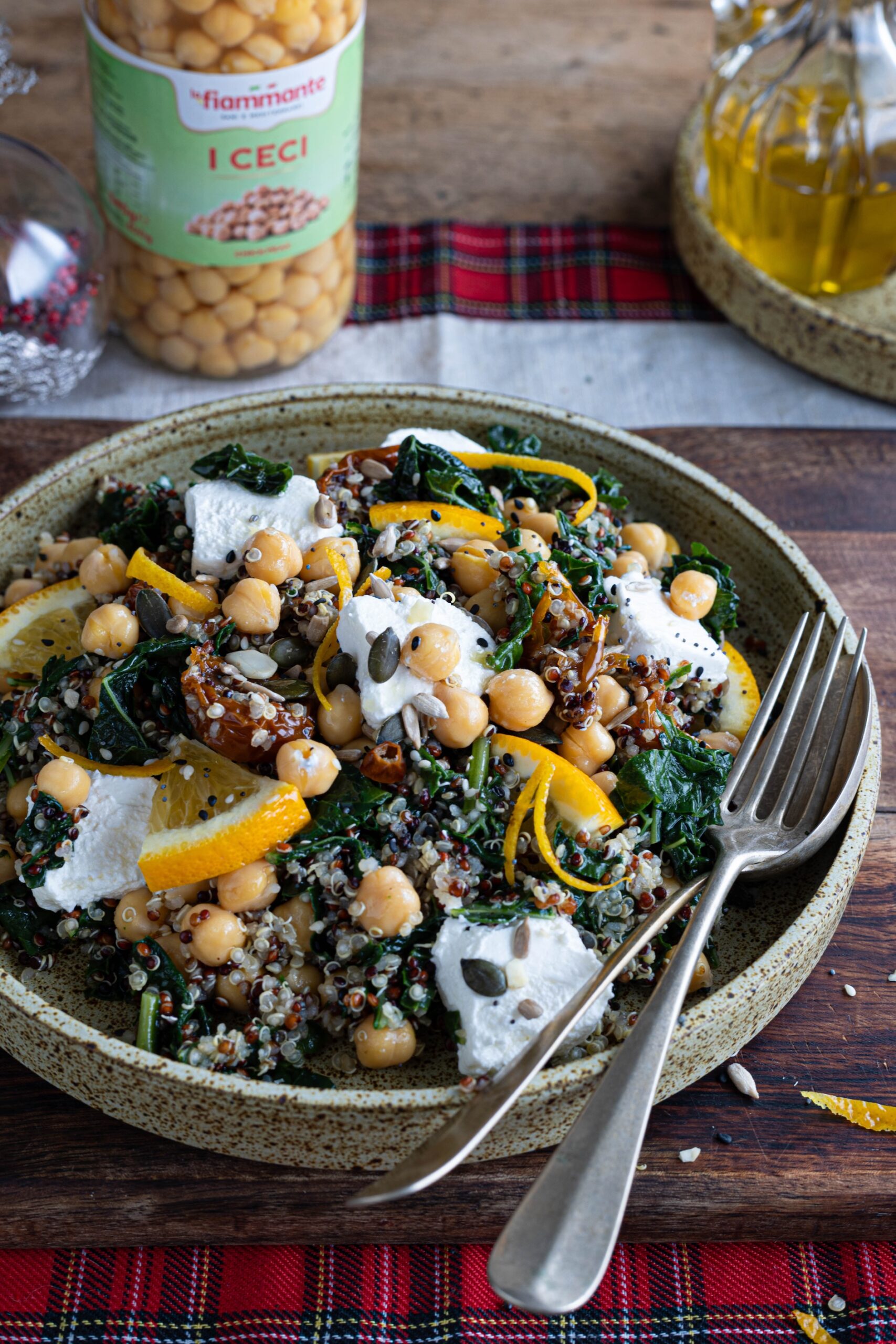 Insalata di ceci, cavolo nero, quinoa e arancia