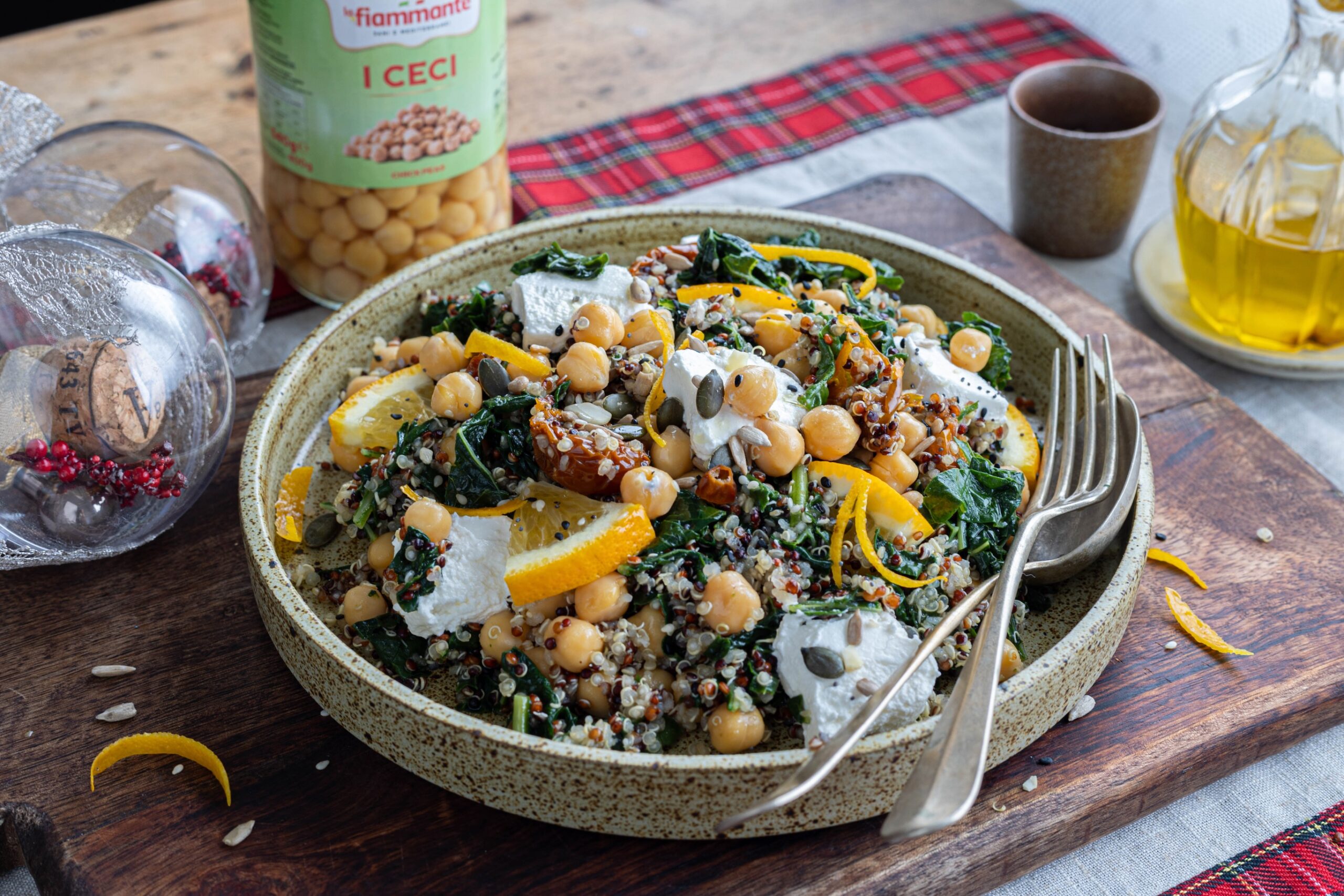 Insalata di ceci, cavolo nero, quinoa e arancia