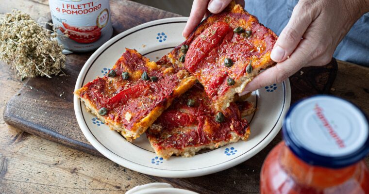 Pizza rossa di pane raffermo