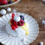 Pavlova lemon curd e frutti di bosco